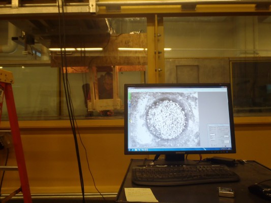 Dynamics of sediment transport in stream potholes